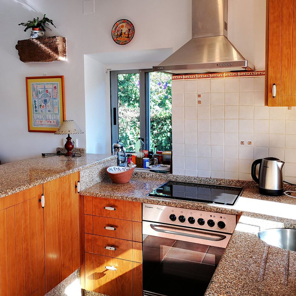 Fully equipped kitchen setup at Shakti Rio Miño's self catering accommodation